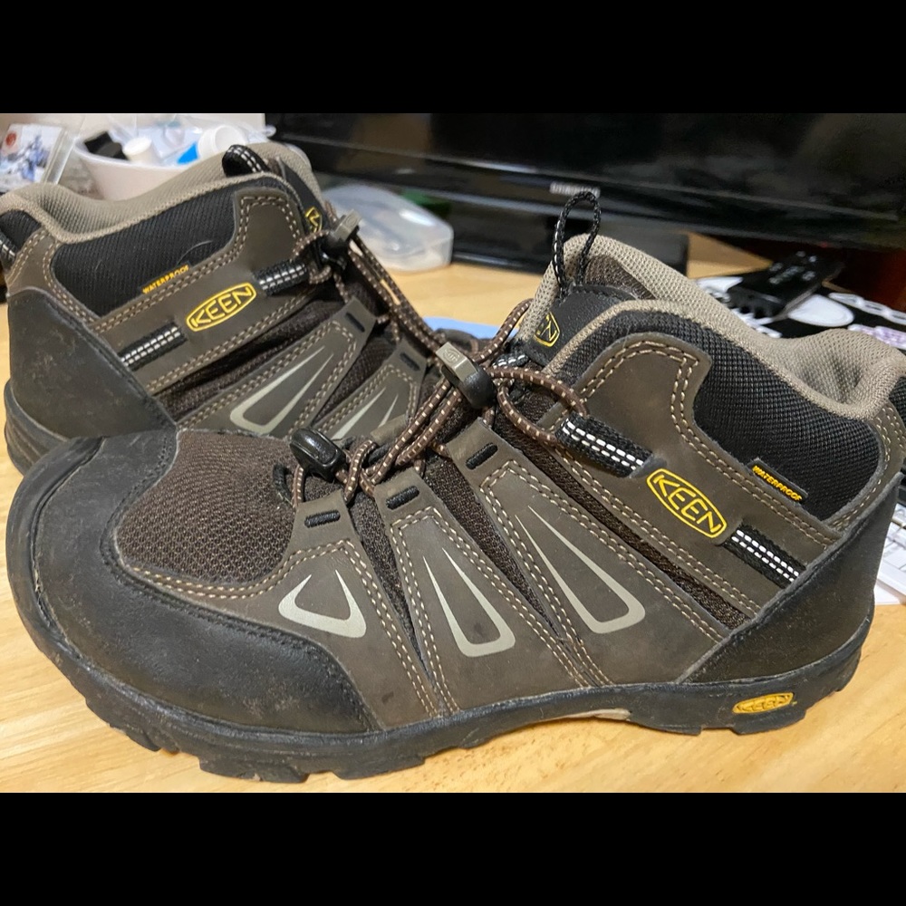EUC men’s Keen waterproof hiking boots